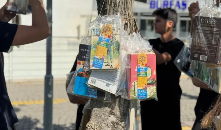 Bursa’da ağaçlar ‘kitap’ açtı