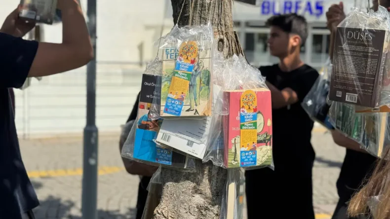 Bursa’da ağaçlar ‘kitap’ açtı