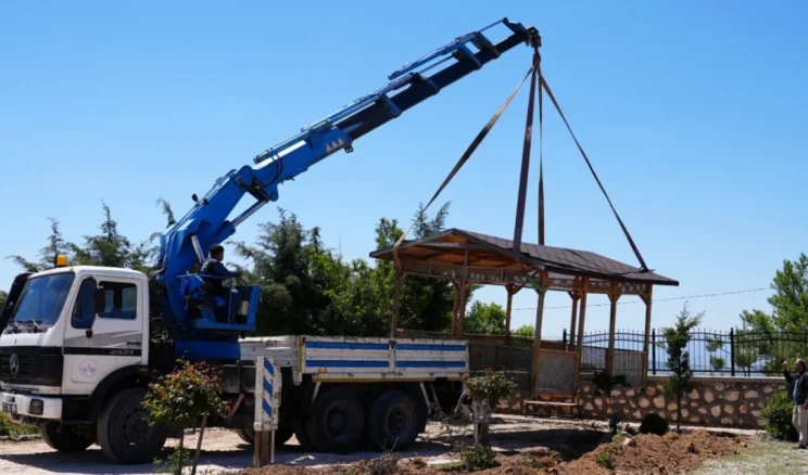 Elazığ’da bayram öncesi mezarlıklarda bakım, onarım ve düzenleme yapılıyor