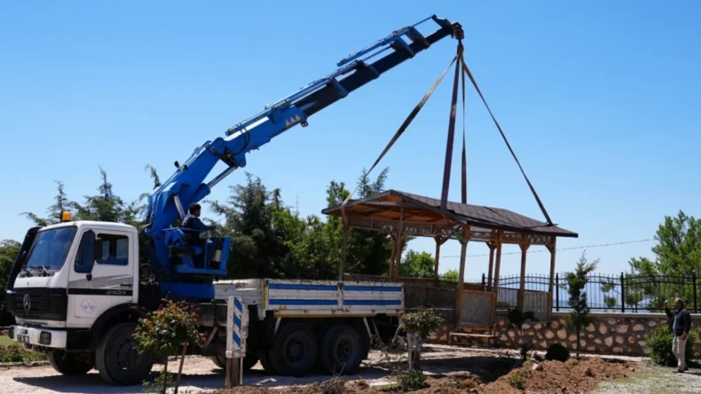 Elazığ’da bayram öncesi mezarlıklarda bakım, onarım ve düzenleme yapılıyor