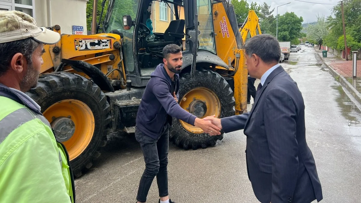 Erzincan Belediye Başkanı Bekir Aksun, kent genelinde süren çalışmaları yerinde
