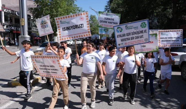 Erzincan’da Çevre Haftası kapsamında farkındalık yürüyüşü yapıldı