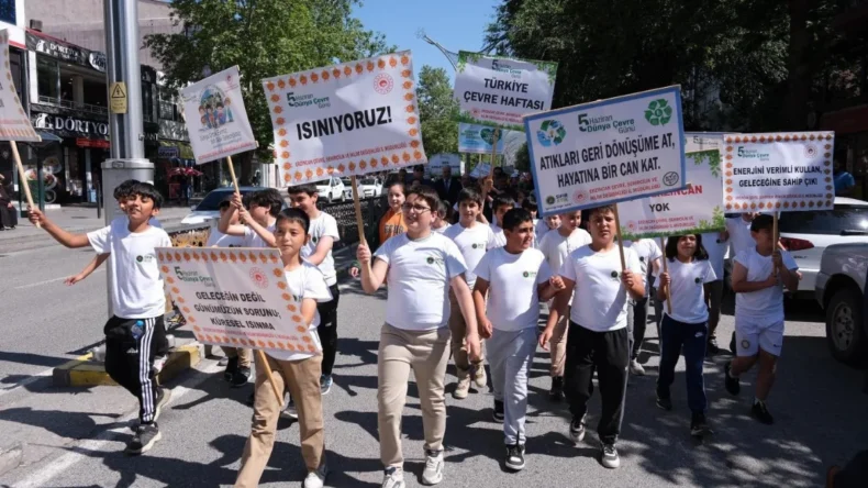Erzincan’da Çevre Haftası kapsamında farkındalık yürüyüşü yapıldı
