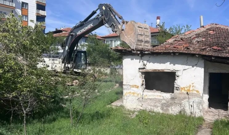 Kırıkkale’de risk oluşturan metruk binalar yıkılıyor