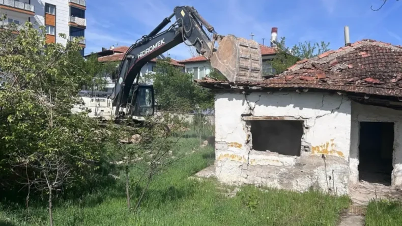 Kırıkkale’de risk oluşturan metruk binalar yıkılıyor