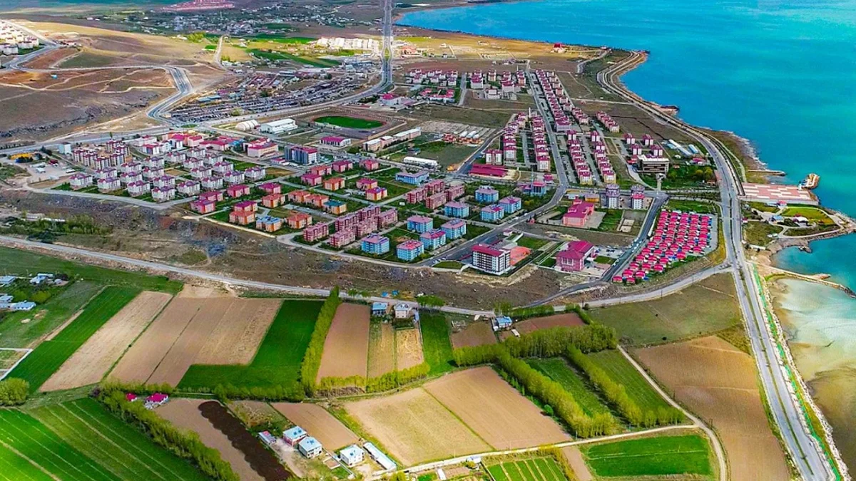 Van Büyükşehir Belediyesi, Erciş ilçesindeki yollarının yenilenmesi için çalışma başlattı.