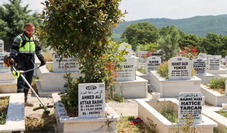 Yalova’da mezarlıklar bayram ziyaretlerine hazırlanıyor