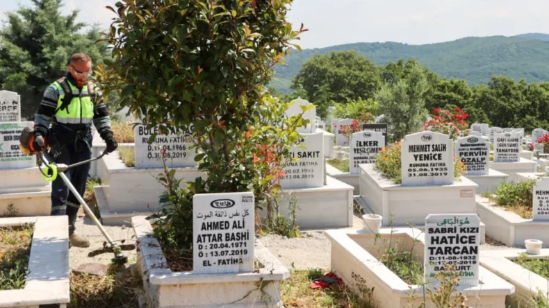 Yalova’da mezarlıklar bayram ziyaretlerine hazırlanıyor