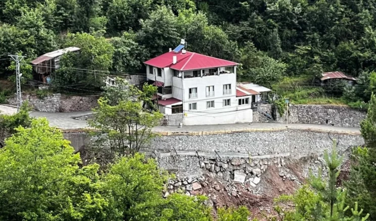 Artvin’de heyelan sonucu kapalı kalan yol güçlendirildi