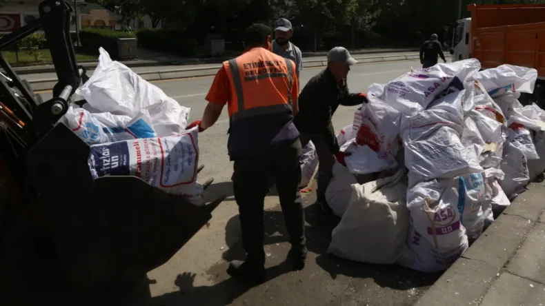 Etimesgut’ta bayram öncesi temizlik çalışması başladı