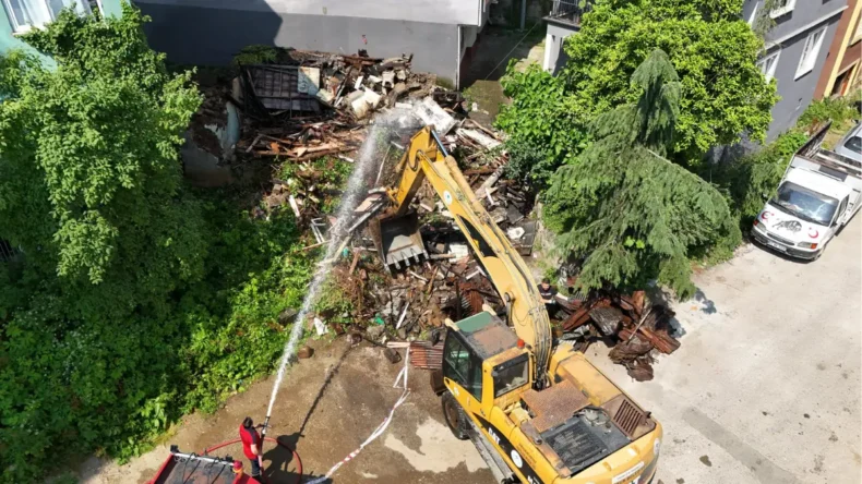 Giresun’da metruk binalar yıkılıyor