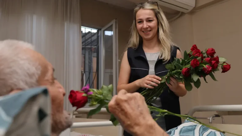 Hatay’da belediyeden, huzurevi sakinlerine anlamlı ziyaret