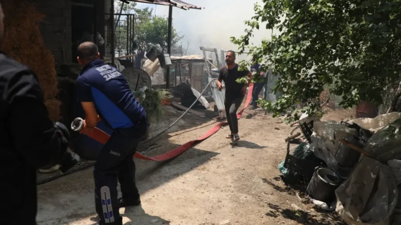 Hatay’da belediye ekipleri orman yangınlarıyla mücadele için sahada