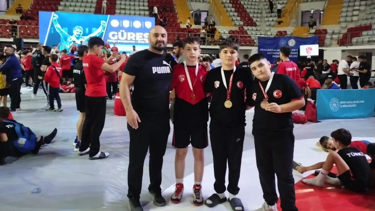 Sivas’ta düzenlenen Minikler Güreş Türkiye Şampiyonası’nda Çorum Belediyesi Spor Kulübü