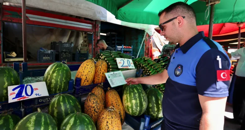 Tokat’ta pazarcı esnafa tanıtım levhası dağıtıldı