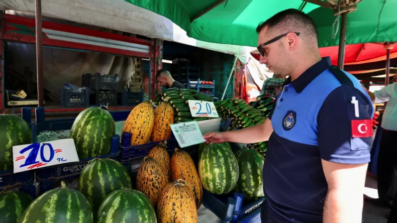 Tokat’ta pazarcı esnafa tanıtım levhası dağıtıldı