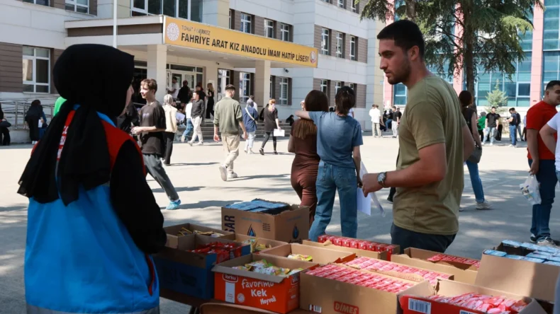 Tokat’ta YKS’ye giren öğrencilerin velilerine belediyeden ikram