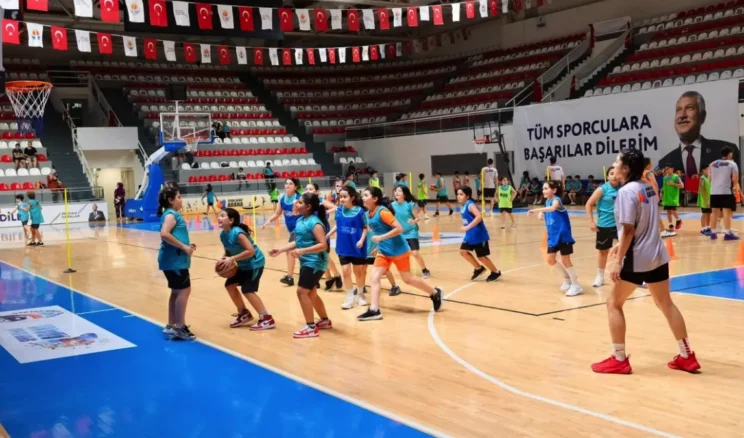 Adana’da çocuklara ücretsiz spor eğitimi veriliyor