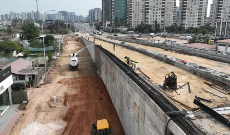 Adana’da ulaşımı rahatlatacak köprülü kavşakta sona gelindi