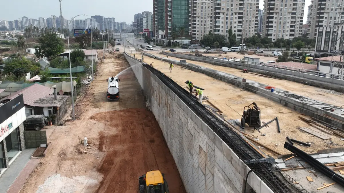 Adana’da, Öğretmenler Bulvarı Otoban Bağlantısı Köprülü Kavşağı çalışmalarında sona gelidi.