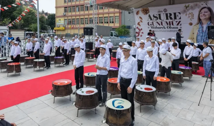 Afyonkarahisar’da 40 kazan aşure dağıtımı yapıldı