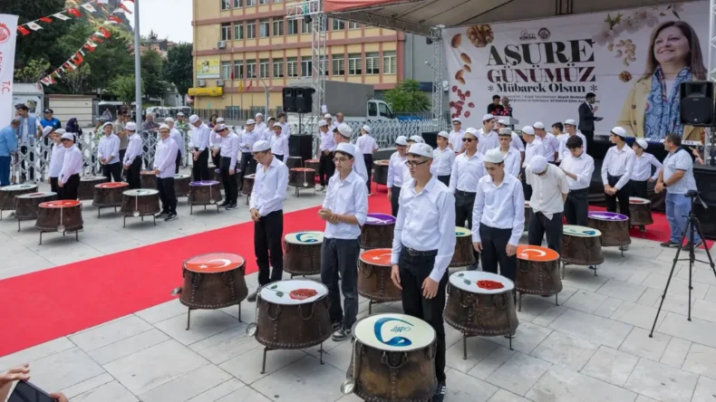 Afyonkarahisar’da 40 kazan aşure dağıtımı yapıldı