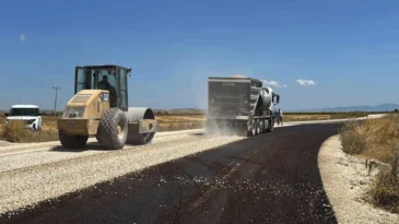 Balıkesir kırsalında yol yenileme çalışması