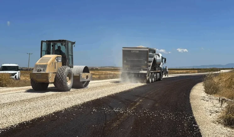 Balıkesir kırsalında yol yenileme çalışması