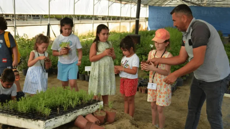 Balıkesir’de çocuklar doğaya katkı sağlamak için fidan diktiler