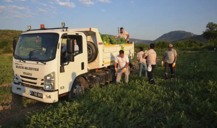 Bilecik’te vatandaşlara 50 ton karpuz dağıtıldı