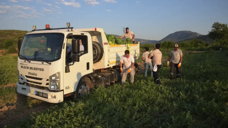Bilecik’te vatandaşlara 50 ton karpuz dağıtıldı
