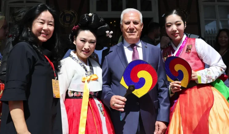 Bursa’da Uluslararası Altın Karagöz Halk Dansları Yarışması başladı