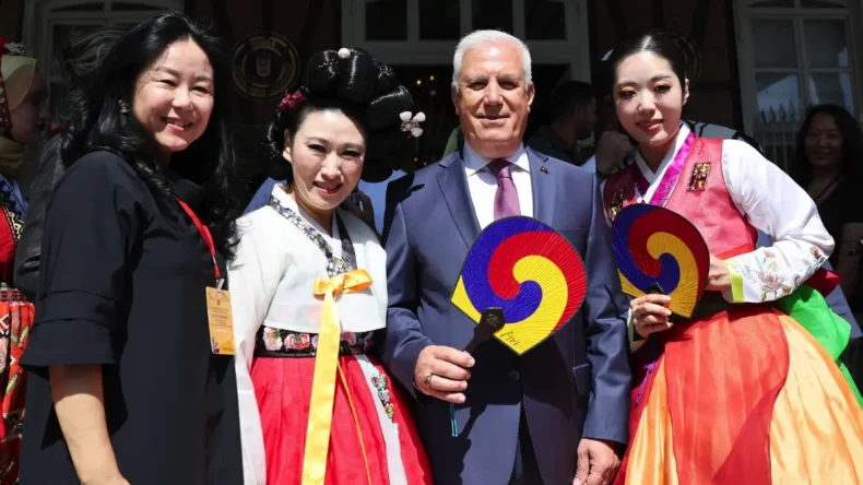 Bursa’da Uluslararası Altın Karagöz Halk Dansları Yarışması başladı