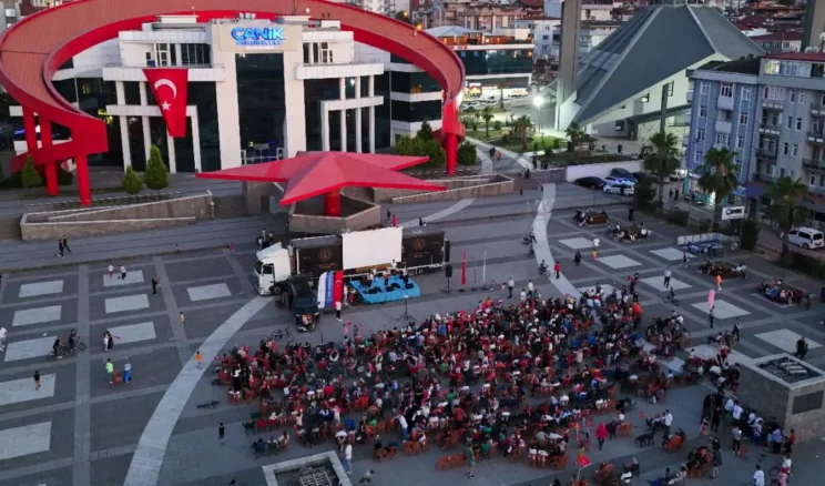 Canik’te vatandaşlar Açık Hava Konser ve Sinema Gecesi’nde buluştu