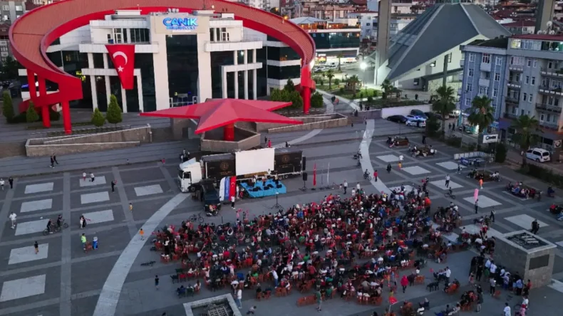 Canik’te vatandaşlar Açık Hava Konser ve Sinema Gecesi’nde buluştu