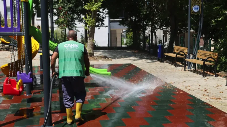 Canik’teki 52 mahallede temizlik, bakım ve peyzaj çalışması sürüyor