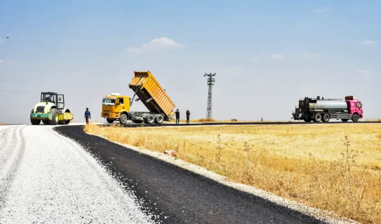Diyarbakır’da kırsal mahalle yollarında asfalt çalışması başladı