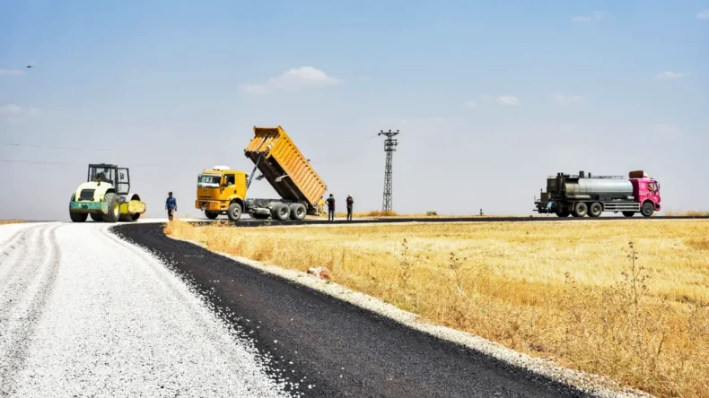 Diyarbakır’da kırsal mahalle yollarında asfalt çalışması başladı