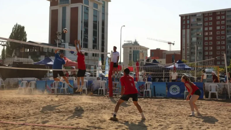 Eskişehir’de Plaj Voleybolu Şenliği kupa töreniyle son bulacak
