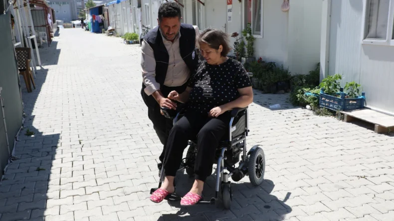 Hatay’da engellilere tekerlekli sandalye ulaştırıldı
