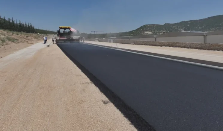 Isparta’da yol atağı! TOKİ konutları yolu asfaltlandı…