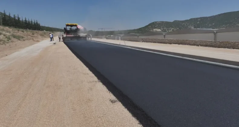 Isparta’da yol atağı! TOKİ konutları yolu asfaltlandı…