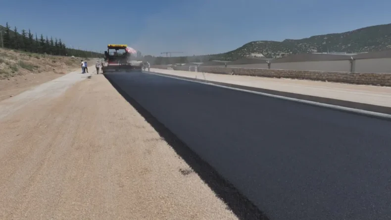 Isparta’da yol atağı! TOKİ konutları yolu asfaltlandı…