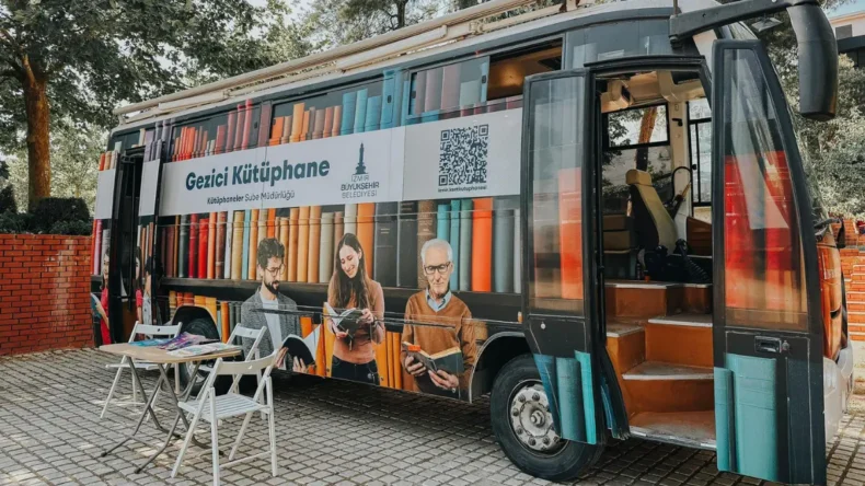İzmir’de gezici kütüphane yola çıktı! 3 gün sürecek…