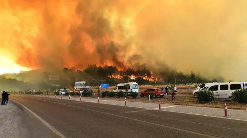 İzmir’de orman yangını krizi büyüyor! Mücadele aralıksız sürüyor…