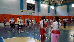 Kahramanmaraş’ta 800 öğrenciye voleybol eğitimi veriliyor