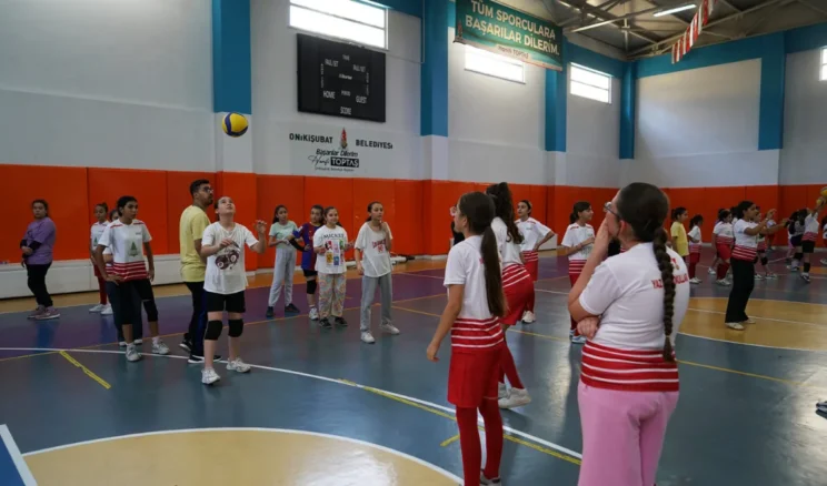 Kahramanmaraş’ta 800 öğrenciye voleybol eğitimi veriliyor