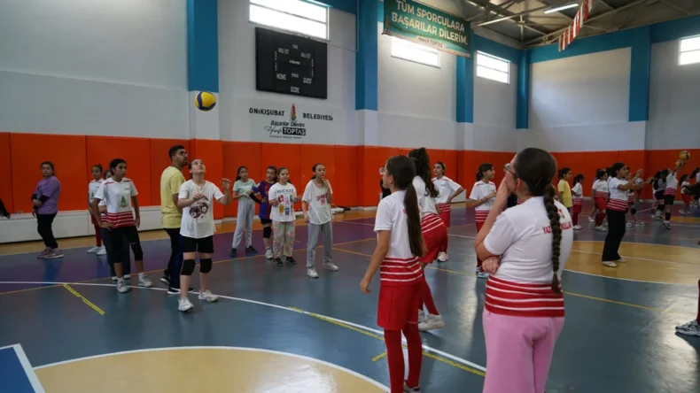 Kahramanmaraş’ta 800 öğrenciye voleybol eğitimi veriliyor