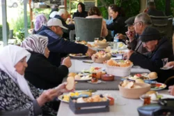 Kars’ta 65 yaş üstü vatandaşlar kahvaltıda buluştu