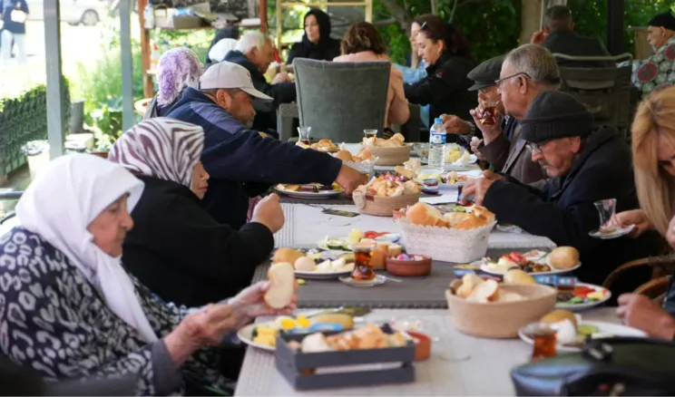 Kars’ta 65 yaş üstü vatandaşlar kahvaltıda buluştu